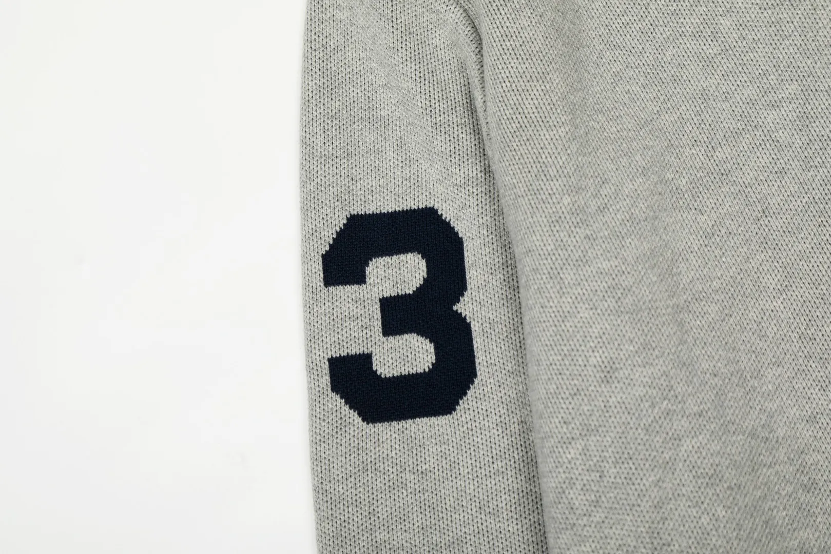 P250 Top quality" Style number: DS164# (not off the shelves all year round) [Ralph Lauren autumn and winter Malaysia embroidered logo knitted POLO lapel sweater] ✅Ralph Lauren Ralph Lauren classic basic lapel POLO same style knitted autumn and winter sweater for men and women ✅Main supplier platform live broadcast Wholesale entity Replenish when out of stock Not off the shelf ✅ZP quality 1:1 version Scan the code to enter the GF website Counter quality ✅Detailed quality is the only one in Guangzhou Imported quality cotton yarn, 750g weight, focusing on high-end, cost-effective, good quality, needless to say, ✅The version is restored to the original order, the maximum size can be worn up to 190 pounds, loose, comfortable and stress-free, ✅The upper body is simple and easy to match, a must-have for male gods. Good-looking clothes are never picky. A must-have in couples' wardrobes. Size: S-XL. Color: Milk white, gray, black and white, black and red, navy white label, navy red label